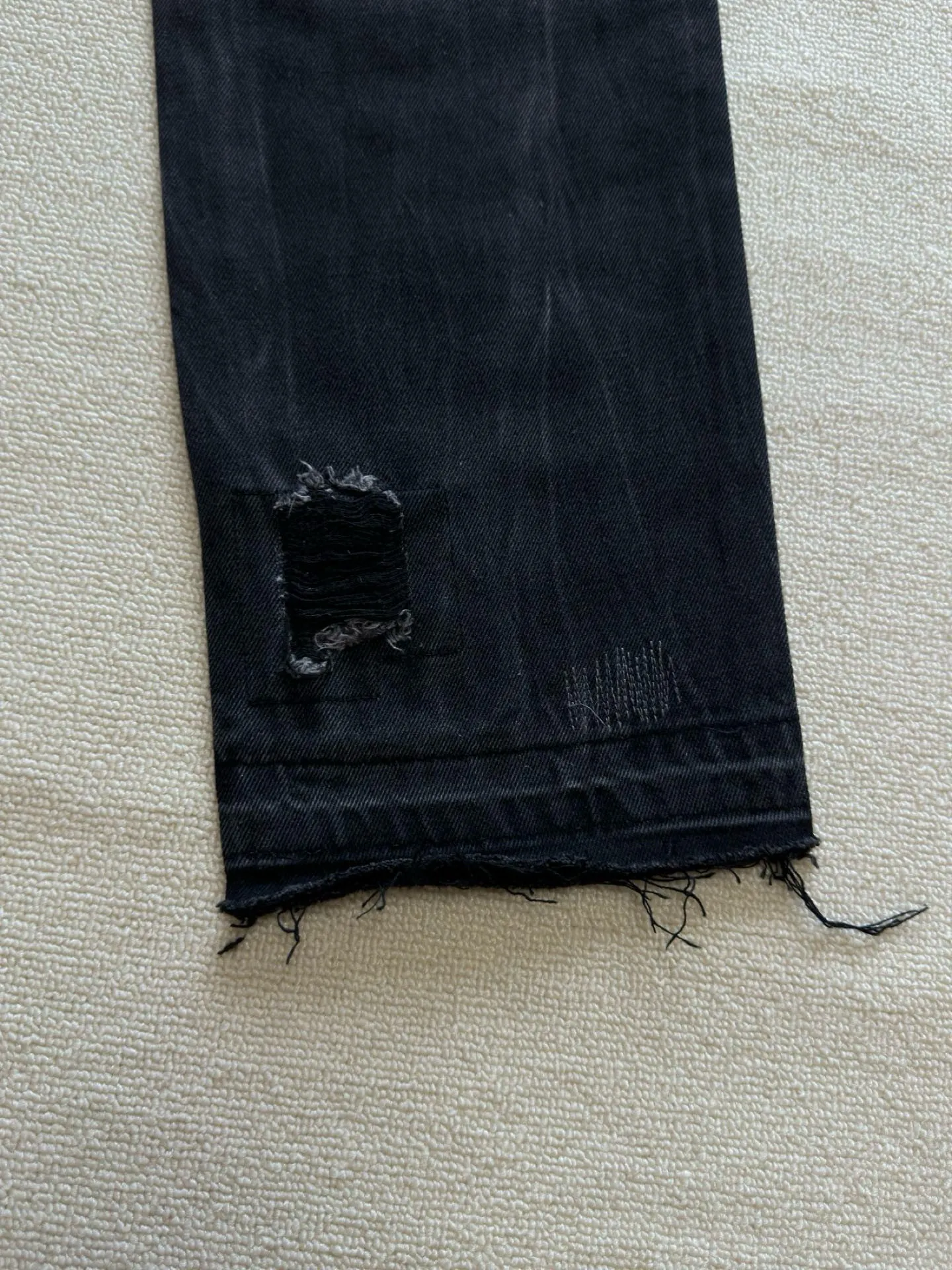 -Size upper body P246#G22 GALLERY DEPT. Skull hand-stitched distressed distressed jeans -Color: Black -Size: S-XXL